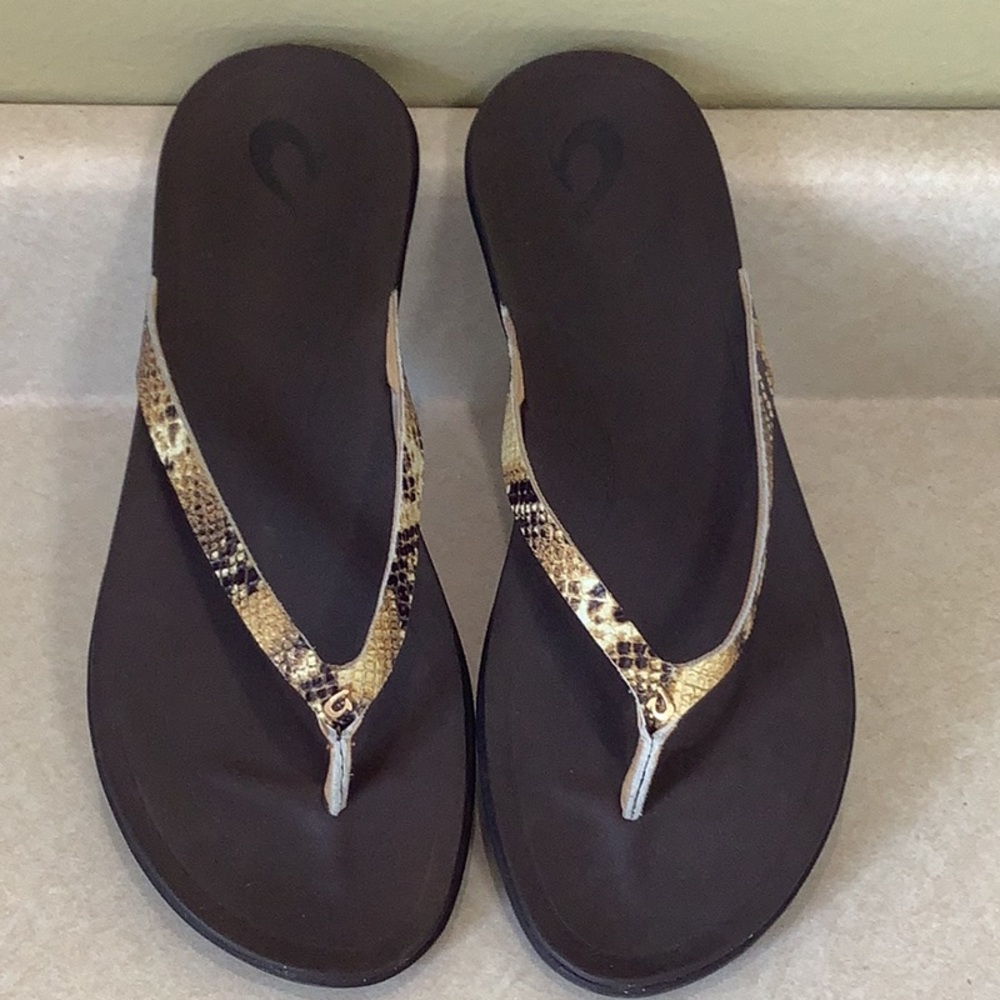 OluKai Ho'Opio Thong Sandal Leather Tan Brown Python Snake Print Reptile Sz 9